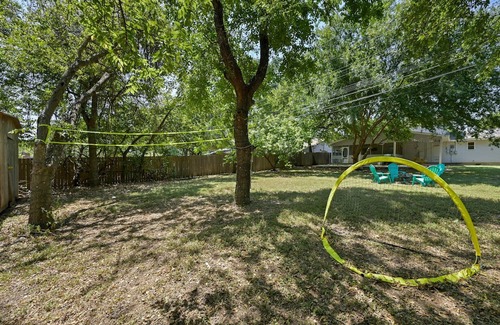 St. Edwards House | Luxury 5BD-5min DownTown/Airport-With Firepit/BBQ
