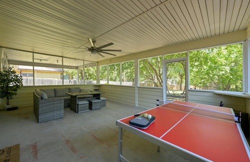 St. Edwards House | Luxury 5BD-5min DownTown/Airport-With Firepit/BBQ