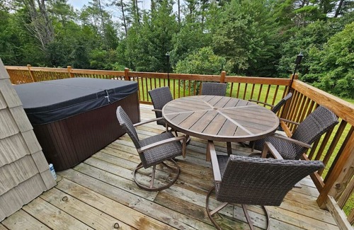 Tamworth House | NEW! Relax&Play: HotTub/FirePit/Game Room Paradise