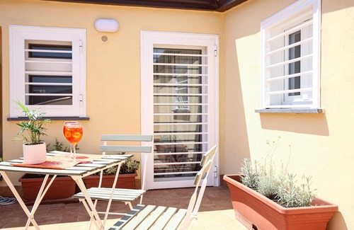 Centro Storico House | Holiday Home 'Appartamento Carolina' with Shared Terrace, Wi-Fi and Air Conditioning