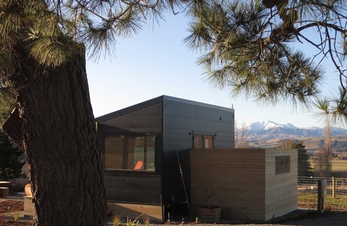 Coal Stream Cabin | Luxury camping/tiny house experience, 5 minutes from Fairlie township