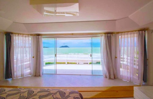 Marina House | Paradise by the Sea.