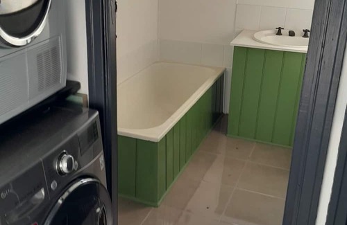 Boulder House | Boulder Boutique Accommodation, Heart of Boulder easy walk to cafe's, Local pub.
