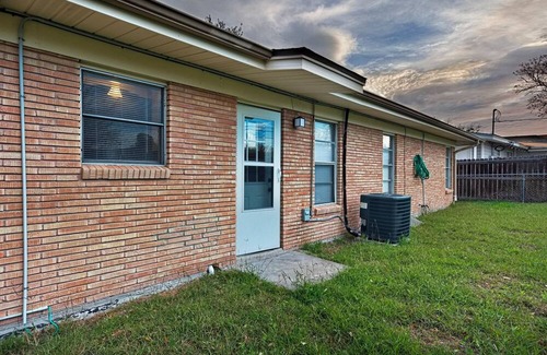 Bay Area House | Cute and Cozy 3-2-1 home in Corpus Christi in Great Area next to the Mall!