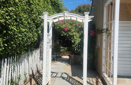 Mar Vista Apartment | Cute private Mar Vista mini room