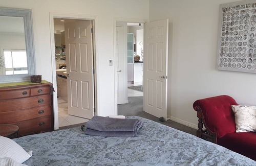 Gulf Harbour House | Fabulous and large 1 bedroom apartment with views over a perfect little lake