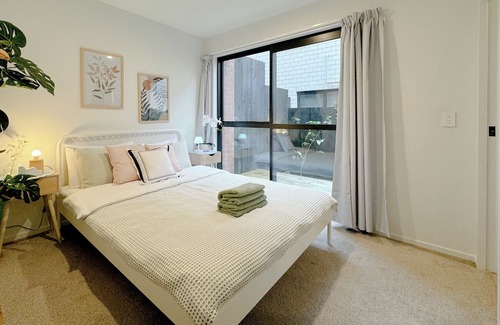 Mount Wellington Bed & Breakfast | One-Bedroom En Suite in Sylvia Park