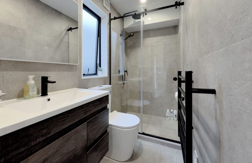 Mount Wellington Bed & Breakfast | One-Bedroom En Suite in Sylvia Park
