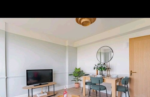 Forest Hill Apartment | Stunning 2 Bedroom Apartment