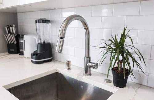 North Philadelphia East Apartment | Imagine a stylish escape in Philadelphia, the epitome of urban luxury