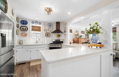 Cedar Point House | Luxury at the Water, enjoy the bikes, kayaks, volleyball, and shared dock that is a short walk away.