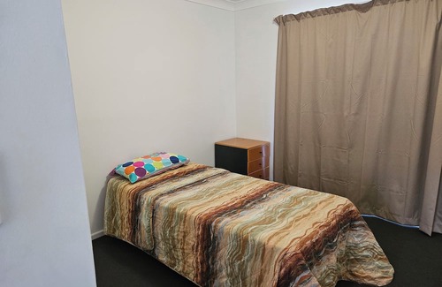 Eagleby House | Logan Hospital & Dreamworld not too far away. Quiet area. Carers must Disclose