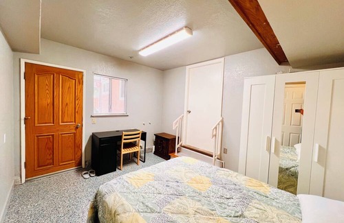 Lake Area House | Cozy room with private bathroom and separate entrance in Newark