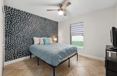 St. Cloud House | 3BDR, Firepit + 15 Min Lake Toho!