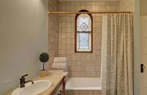 Triangle State House | Charming bungalow with new HVAC in peaceful Hyde Park