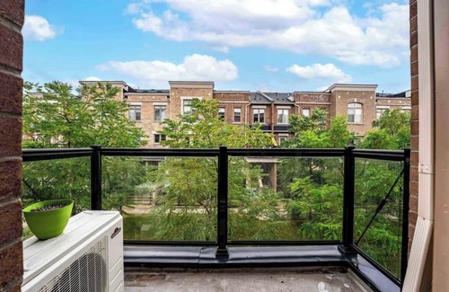 Downsview House | Near YYZ and Yorkdale Mall w Free Parking Spot