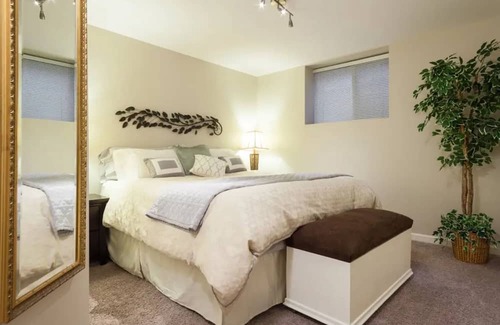 Yorkson House | Large Modern King Suite w/ free Street Parking