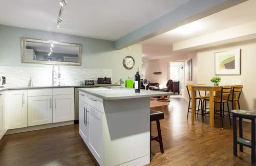 Yorkson House | Large Modern King Suite w/ free Street Parking