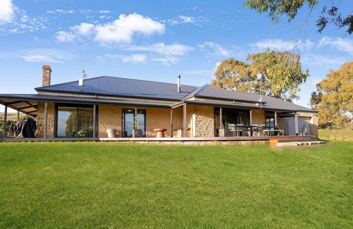 Mansfield House | Macs 75 - Luxurious Farm Getaway