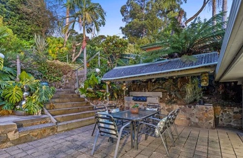 Upper Ferntree Gully House | Hilltop Pool Sanctuary near Puffing Billy, 1000 Steps & Westfield Knox