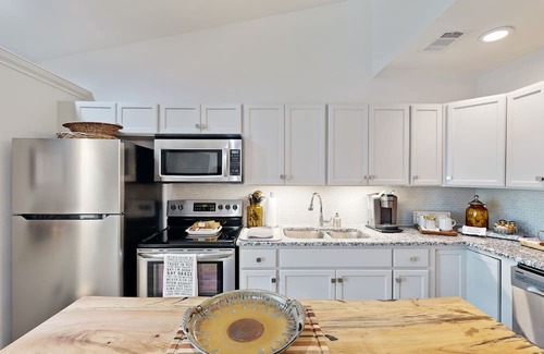 Salado Condo | Updated condo near the Golf Course with fireplace, wifi
