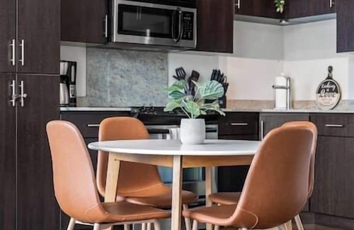 Mission District Apartment | Perfect View| UG Stall| 2 Bed| Mins to Saddledome