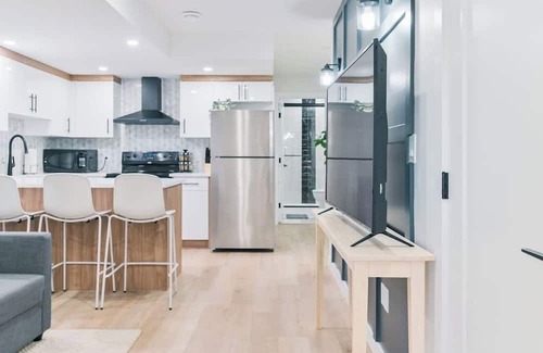 Calgary House | 10 Guests | Mins to Airport | King Bed | Dbl Grg
