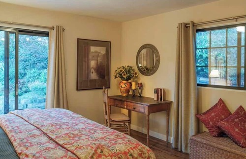 Monterey House | Jardin de Soledad 2br in Monterey Near Downtown