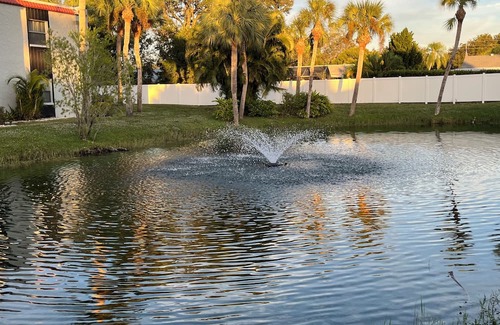 Sarasota Springs Villa | Charming condo 12 mins to siesta key beach