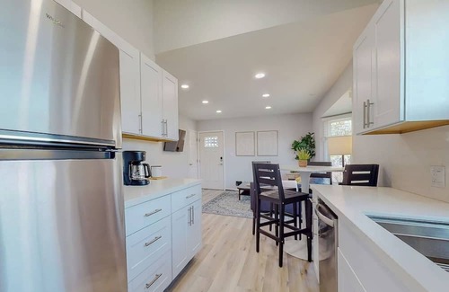 Venice Apartment | Amazing Venice 2bd Walk to Beach