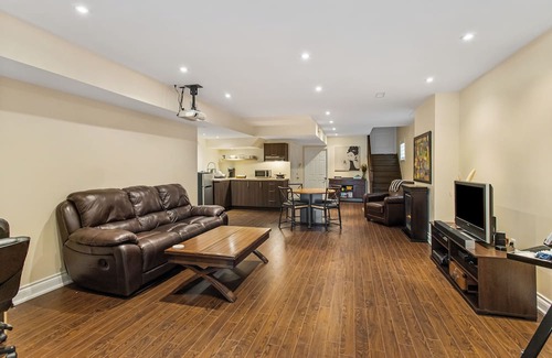 Vaughan Apartment | Cozy 1-BR, with Private Patio.