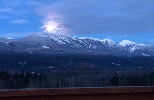 Golden House | Cozy and quiet mountain home. Magical mountain views. Close to town & KHMR.