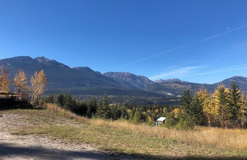 Golden House | Cozy and quiet mountain home. Magical mountain views. Close to town & KHMR.