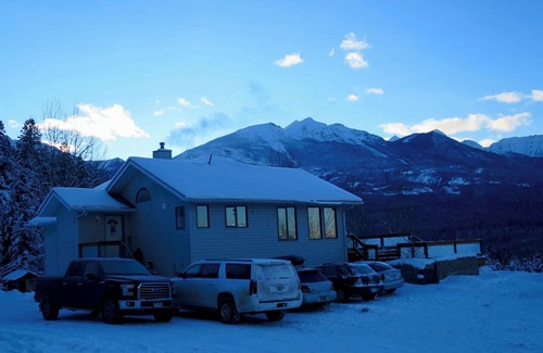 Golden House | Cozy and quiet mountain home. Magical mountain views. Close to town & KHMR.