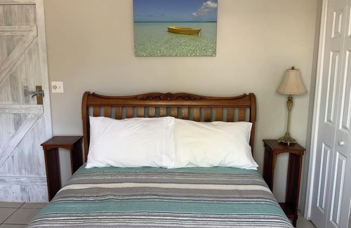 Rainbow Bay Cottage | The Anchorage - centrally located cozy beach cottage opposite Rainbow Bay Beach