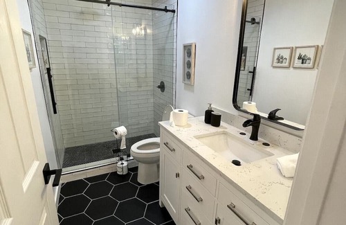 Canoga Park House | Charming 4-bedroom house with pool in Los Angeles