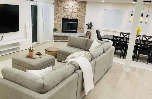 Canoga Park House | Charming 4-bedroom house with pool in Los Angeles