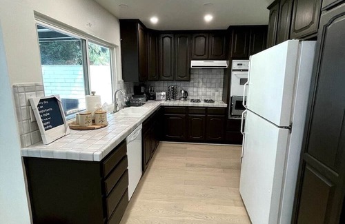 Canoga Park House | Charming 4-bedroom house with pool in Los Angeles