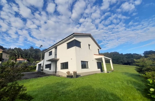 Ribadesella Ski Chalet | Casa Cima with stunning views of Ribadesella and surroundings.