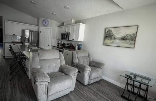 Clairmont Apartment | 3 bed, 2 full bathrooms parking for 2 vehicles