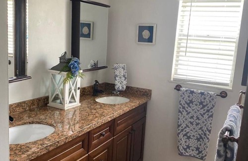 Hollywood Hills Apartment | Amazingly peaceful Hollywood studio with pool and AC. 10 min to Beach and Casino