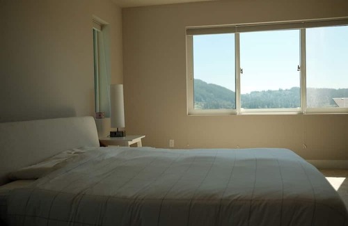 Rock Creek House | Clean and Bright New Build w/ Mountain Views