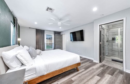 Cypress House | 7BD/5B | Slps20| SportsCourt| HeatedPool/Spa|3King
