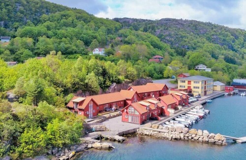 Spangereid House | Holiday home "Ramsland Brygge 5", on the fjord Ramslandsvågen near Ramsland, Spangereid-Lindesnes, southern Norway, max 4 adults child, 2 bedrooms, 1 bathroom, boat mooring at the jetty in front of the house, terrace at the house, final cleaning .