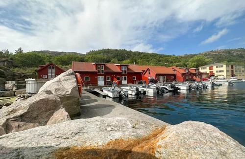 Spangereid House | Holiday home "Ramsland Brygge 5", on the fjord Ramslandsvågen near Ramsland, Spangereid-Lindesnes, southern Norway, max 4 adults child, 2 bedrooms, 1 bathroom, boat mooring at the jetty in front of the house, terrace at the house, final cleaning .