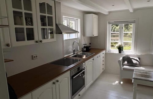 Lindesnes House | Holiday home Loneperle, new from summer 2023 ! in Lonestrand near Lindesnes-Furuholmen, southern Norway, sunny, spacious property with its own lake 'Lonetjønna' at the house, chic fully restored cottage for 6 people, tastefully furnished, 3 bedro.