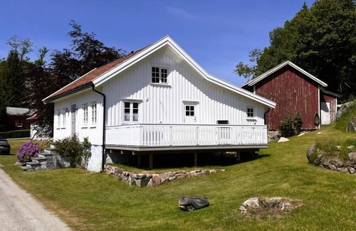 Lindesnes House | Holiday home Loneperle, new from summer 2023 ! in Lonestrand near Lindesnes-Furuholmen, southern Norway, sunny, spacious property with its own lake 'Lonetjønna' at the house, chic fully restored cottage for 6 people, tastefully furnished, 3 bedro.