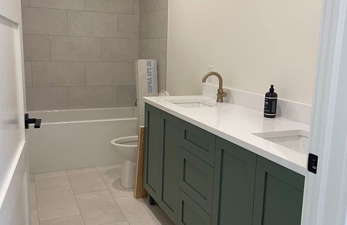 Dartmouth House | CharmingBrand new 3-bedroom house with WiFi and AC in peaceful Dartmouth.