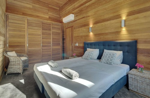 Belnem Villa | Extraordinary Oceanfront Villa: The Lake