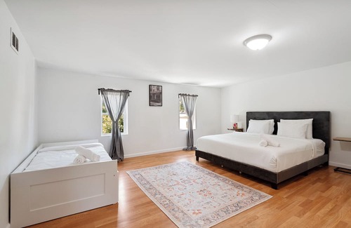 The Gate House | We are 6 minutes away from Busch Stadium! 5 BR. Sleeps 24